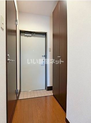 ＪＲ宇都宮線 宇都宮駅 バス乗車時間：30分 最寄りバス停で下車 徒歩7分 4階建 築18年の玄関写真