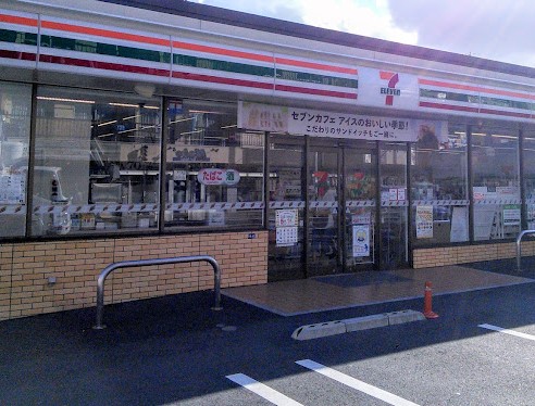 コンビニ　セブンイレブン 横浜日吉本町4丁目店（コンビニ）まで615m