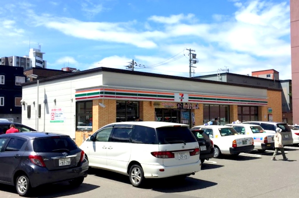 コンビニ　セブンイレブン札幌平岸3条店（コンビニ）まで182m