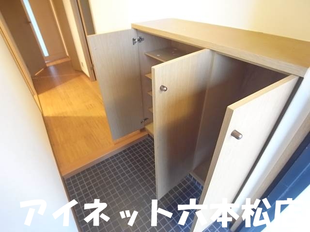 玄関　お靴はこちらへ