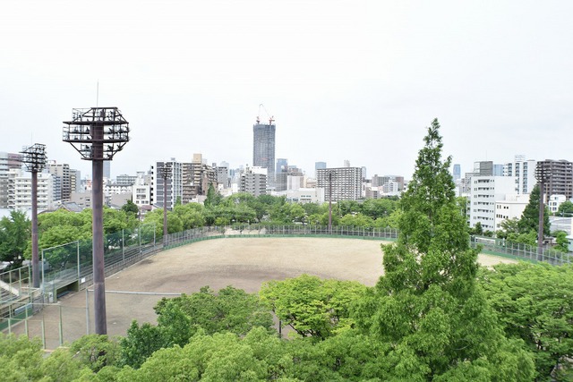 その他　目の前は公園で眺望も良好。