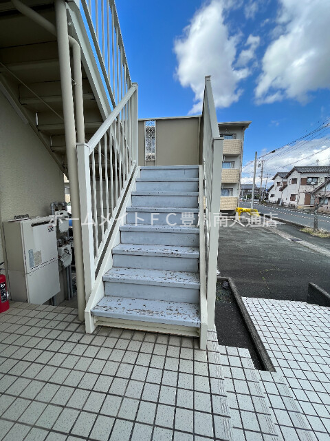 ＪＲ東海道本線 豊橋駅 バス乗車時間：20分 最寄りバス停で下車 徒歩5分 2階建 築36年の外観写真