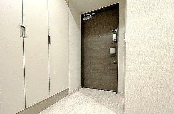 プラウドフラット三越前イーストの玄関写真
