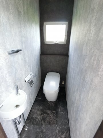 ＪＲ外房線 誉田駅 徒歩21分 2階建 築8年のトイレ写真