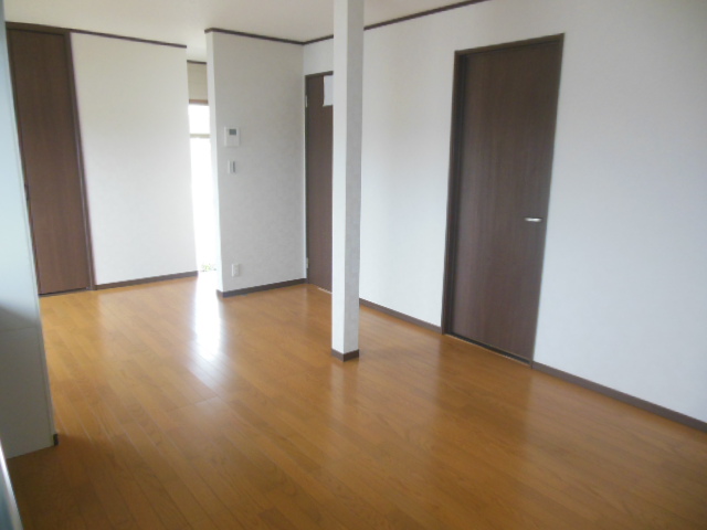 加治屋平家戸建貸家の居間写真