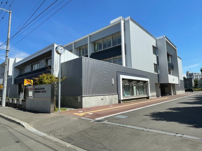 小学校　札幌市立発寒南小学校（小学校）まで677m