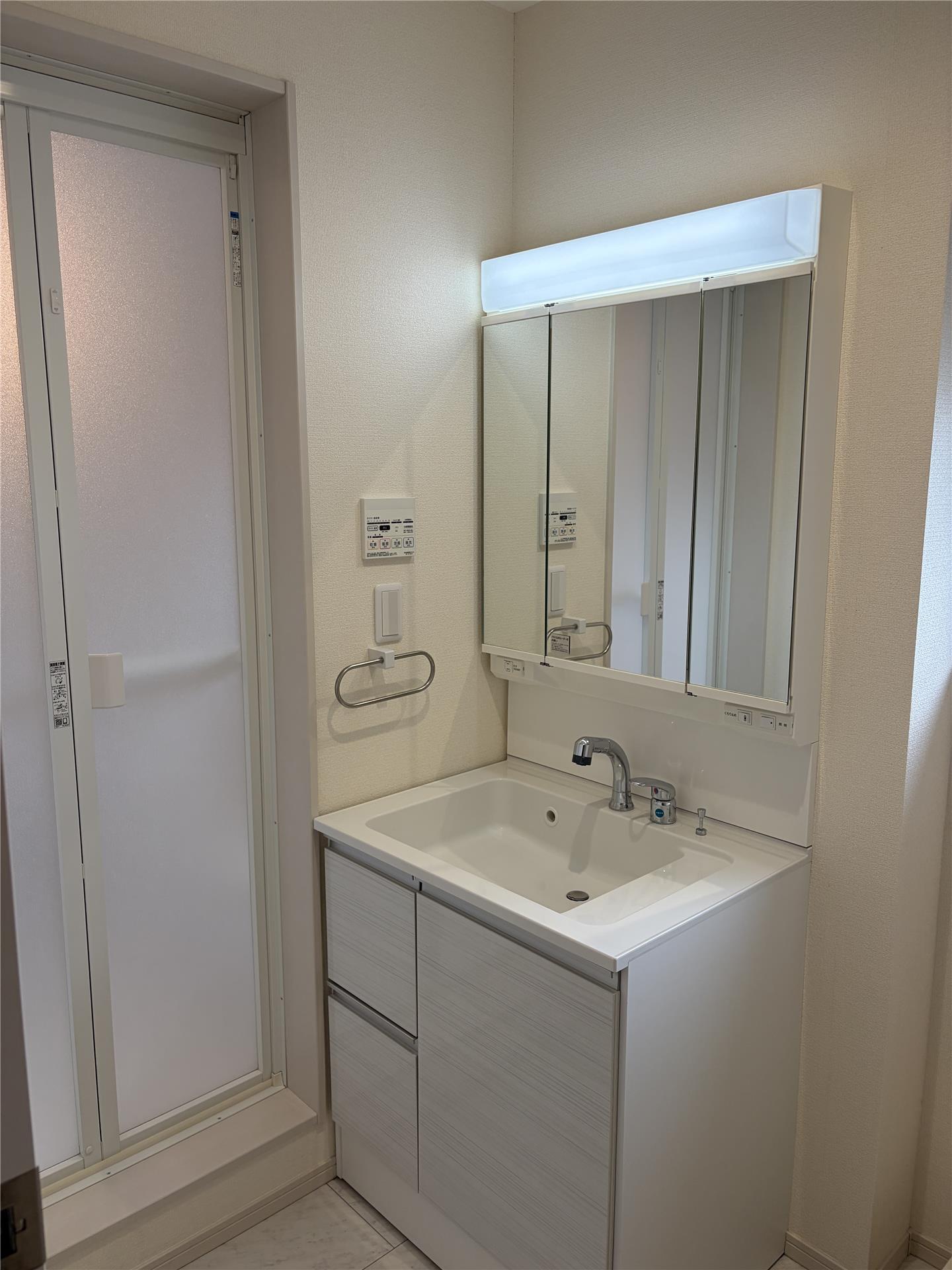 洗面設備　別部屋参考写真（反転タイプ）
