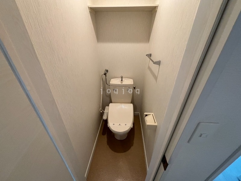 トイレ　嬉しい温水洗浄便座付きのトイレです。