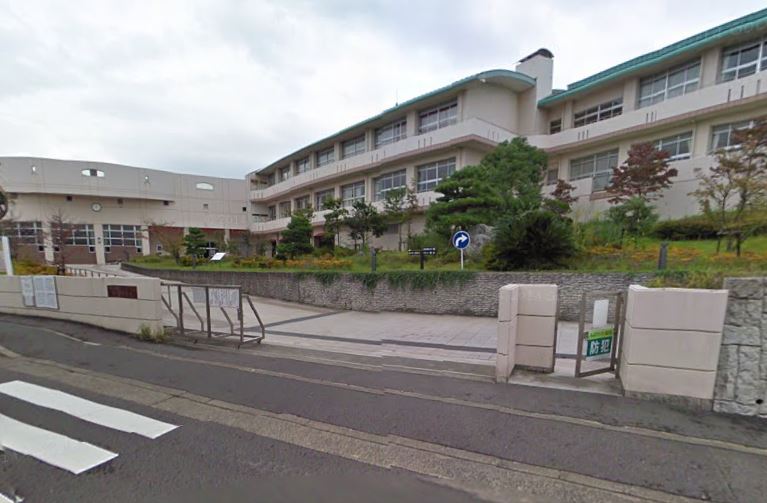 中学校　藤沢市立藤ケ岡中学校（中学校）まで623m