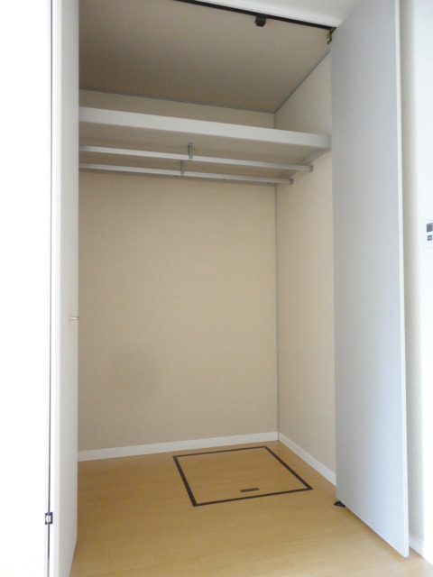 収納　増えがちな荷物をスッキリ収納できる大きめクローゼットです♪