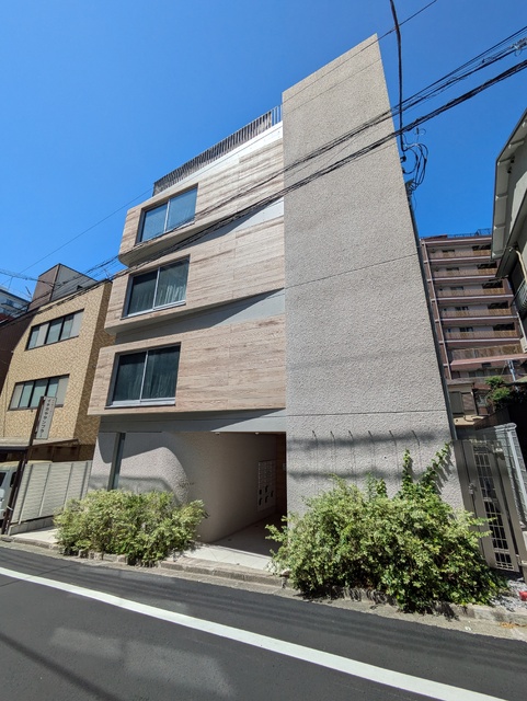 建物外観　駅近ながら裏通りを少し入った落ち着いた環境です♪