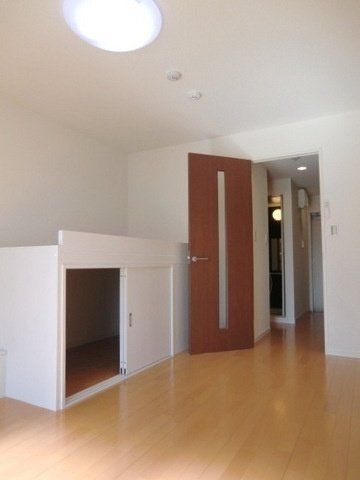 その他部屋・スペース　バルコニー側から見た室内