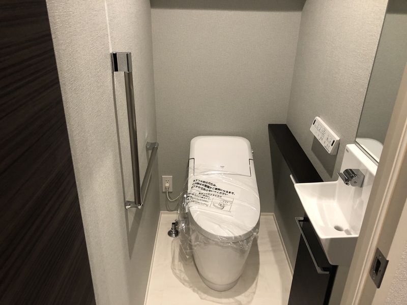 トイレ　落ち着いた色調のトイレです