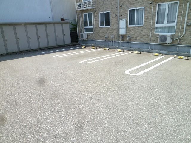 駐車場　駐車場があるので、車を買う予定の方も安心です