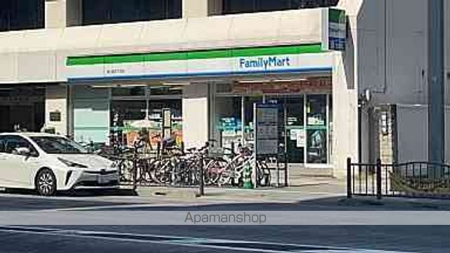コンビニ　ファミリーマート（コンビニ）まで140m