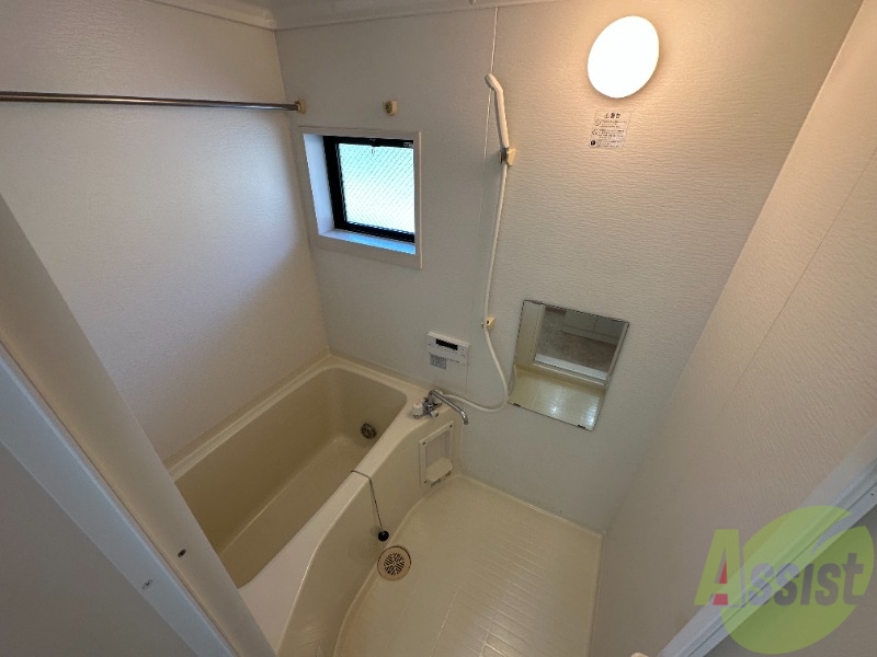 バス・シャワールーム　角部屋で窓も２面あり明るいです。