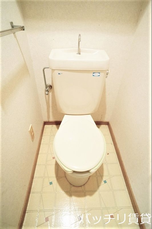 トイレ　画像は別号室タイプの為、現状を優先致します。
