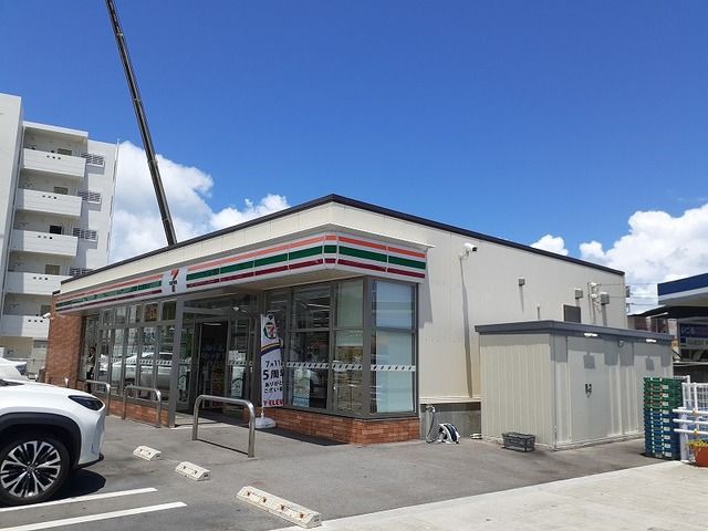 コンビニ　セブンイレブンうるま塩屋店（コンビニ）まで900m