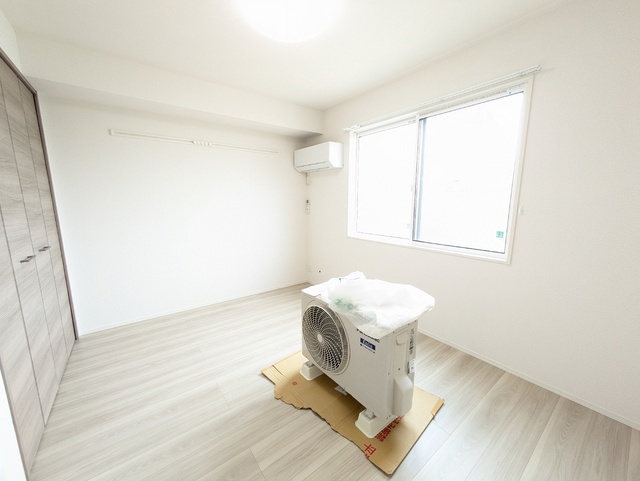 その他部屋・スペース　北側の洋室。エアコン全室完備で快適に過ごせます（建築中）