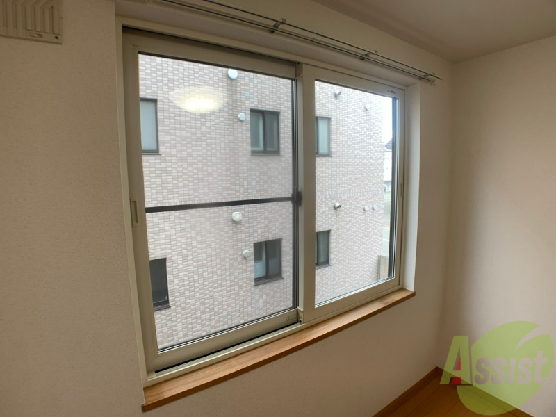 バルコニー　窓が沢山あると日がたっぷり入って気持ち良いですよね！
