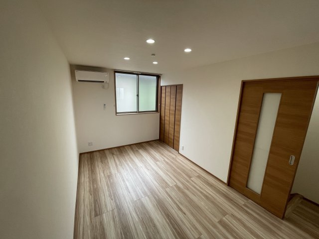 居室・リビング　※写真は117号室です。床の色等異なります。