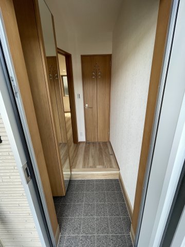 玄関　※写真は113号室です。 相違する場合は現況を優先いたします