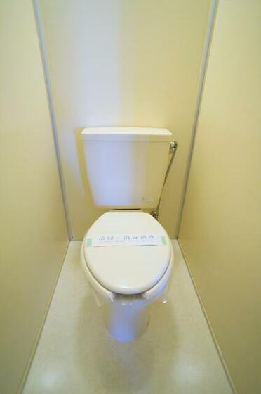 トイレ　落ち着いた色調のトイレです