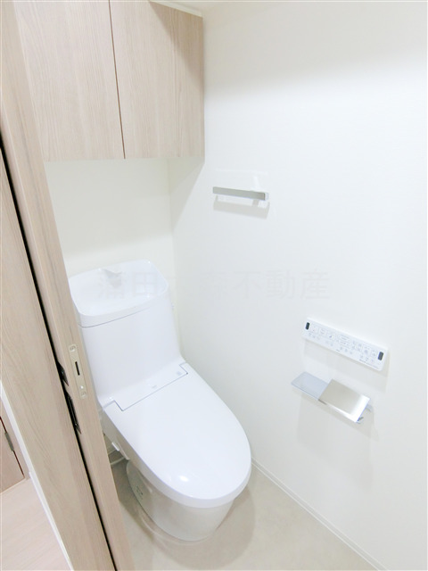 トイレ　棚収納と温水洗浄便座付きのトイレ