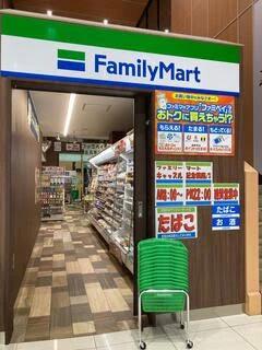 コンビニ　ファミリーマート キャッスル記念橋南/S店（コンビニ）まで151m