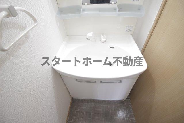 洗面設備　明るい洗面所です