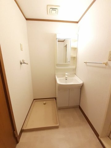 洗面設備　ゆったりとスペースのある洗面所