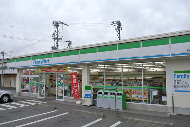 コンビニ　ファミリーマート（コンビニ）まで500m