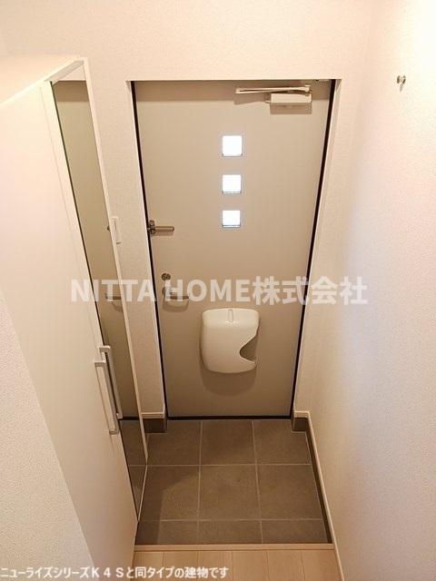 玄関　【イメージ写真】玄関にはミラー付きのシューズボックスを設置◆