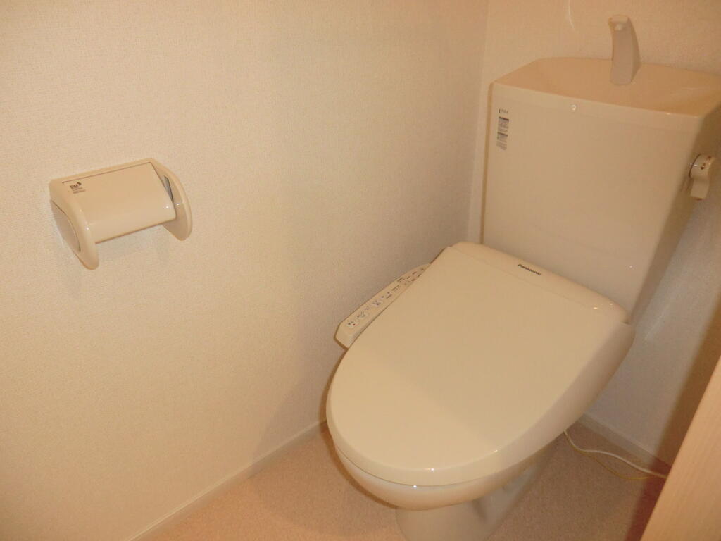 東武宇都宮線 南宇都宮駅 徒歩7分 2階建 築14年のトイレ写真