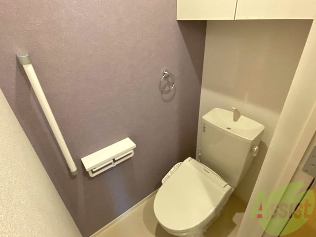 トイレ　使い勝手の良さそうなトイレです。温水洗浄便座がついています。