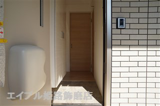 玄関　写真は反転のお部屋です