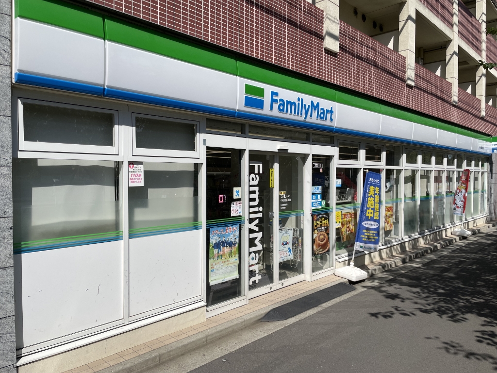 コンビニ　ファミリーマート 中村橋駅西店（コンビニ）まで61m