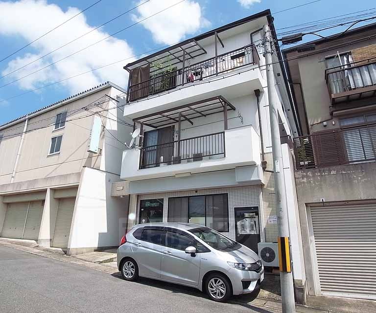 建物外観　山手に建つ３階建てマンション登場です。