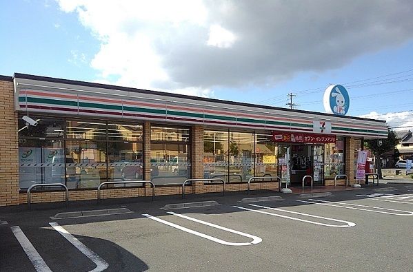 コンビニ　セブンイレブン（コンビニ）まで400m