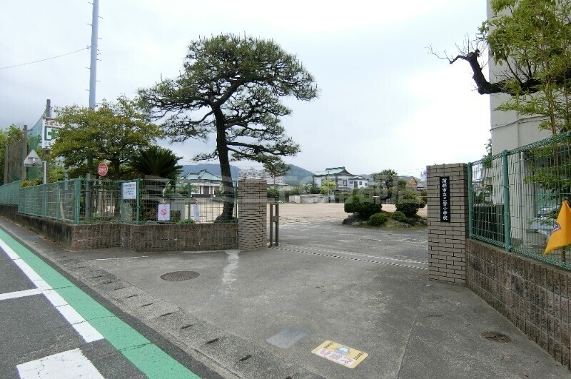 小学校　蒲郡市立三谷小学校（小学校）まで488m