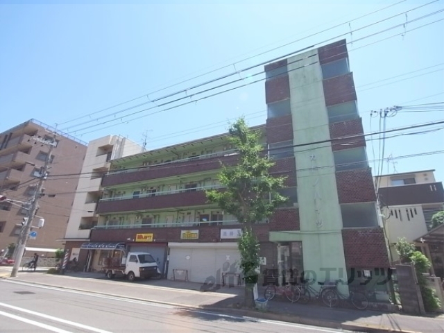 京都市右京区西京極午塚町のマンションの建物外観