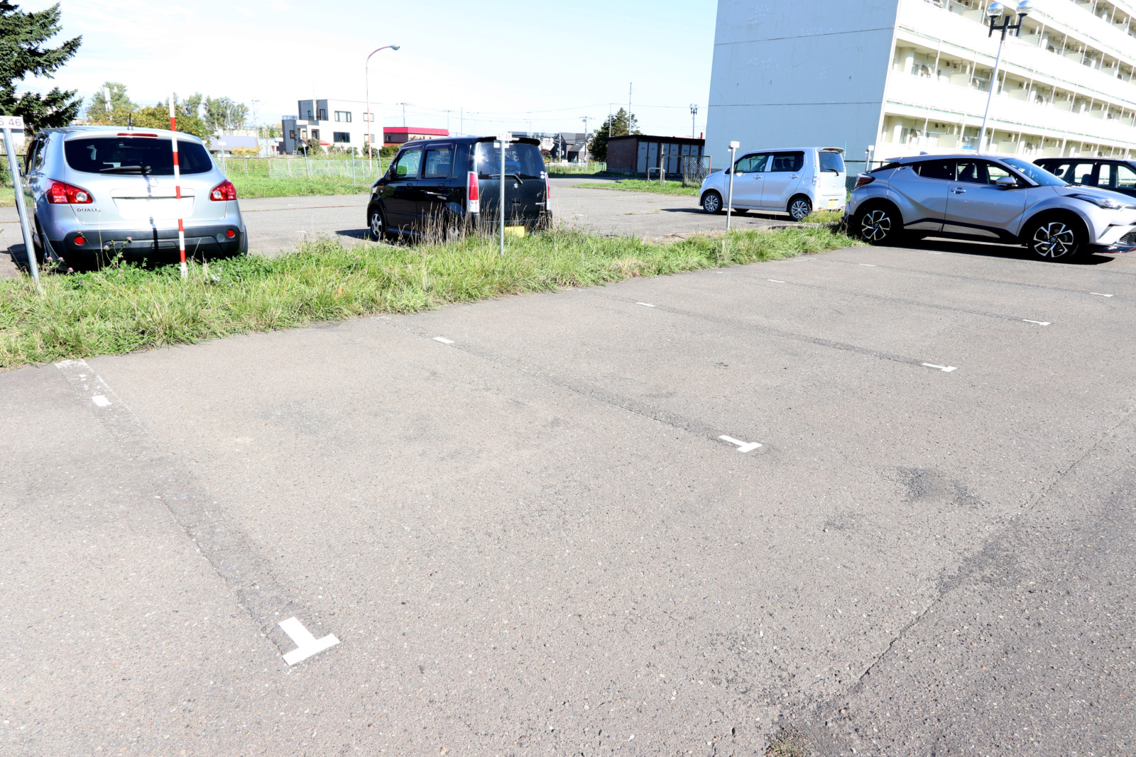 【岩見沢市東町一条のマンションの駐車場】