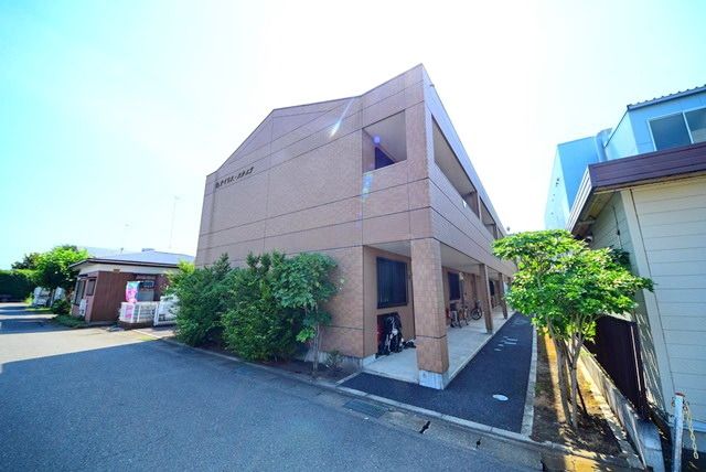 藤沢市菖蒲沢のマンションの建物外観