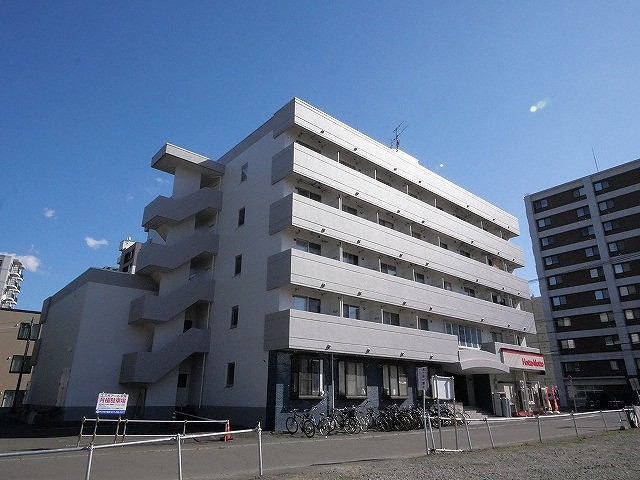 札幌市豊平区平岸五条のマンションの建物外観