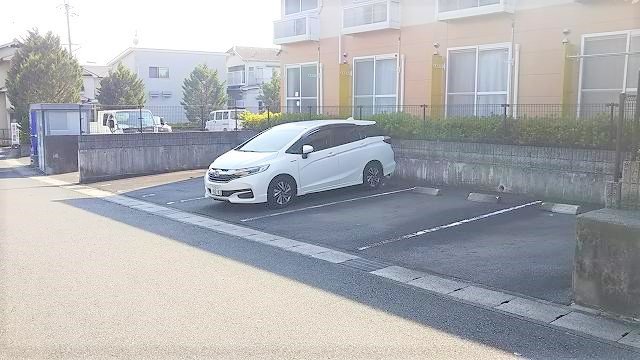 【レオパレス唐崎ヶ丘の駐車場】