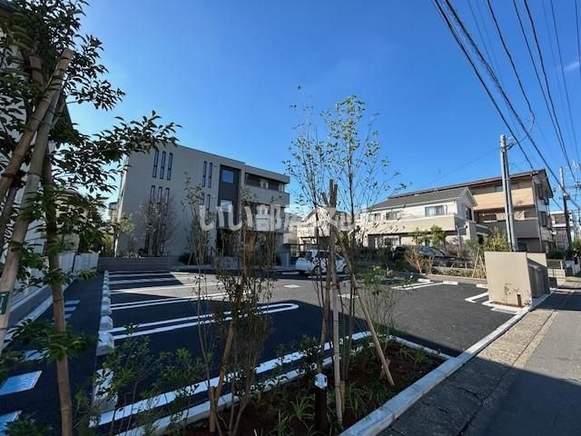 【吉川市高富のマンションの駐車場】