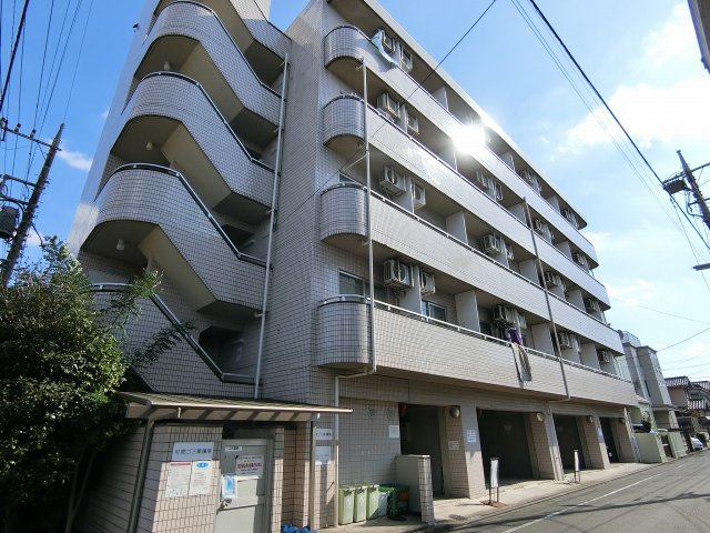 【八王子市上野町のマンションの建物外観】