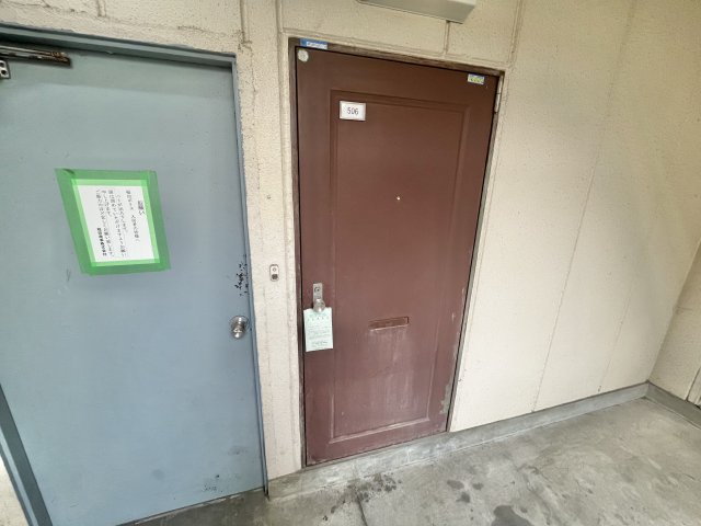 【富田林市常盤町のマンションの玄関】