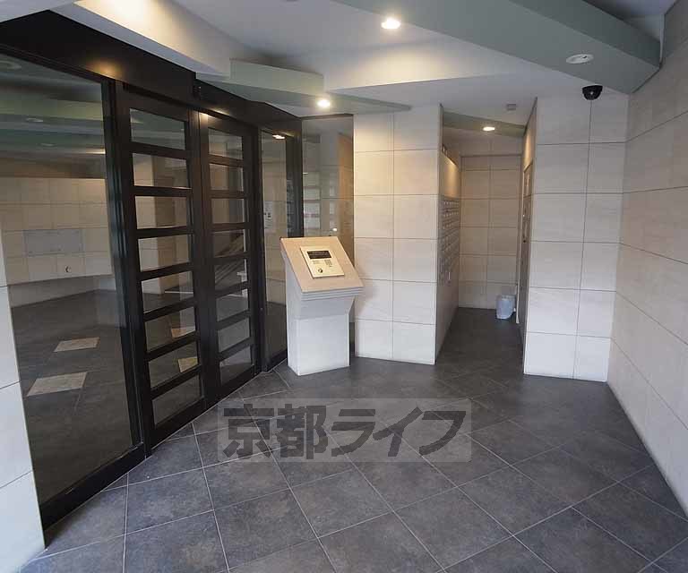 【京都市左京区孫橋町のマンションのエントランス】