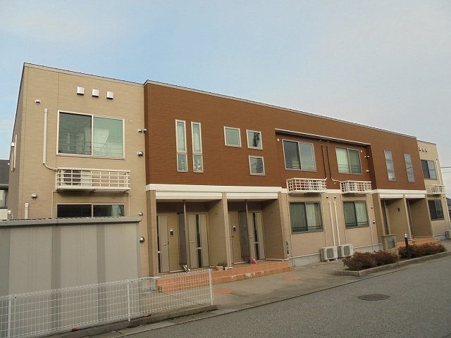 高岡市石瀬のアパートの建物外観